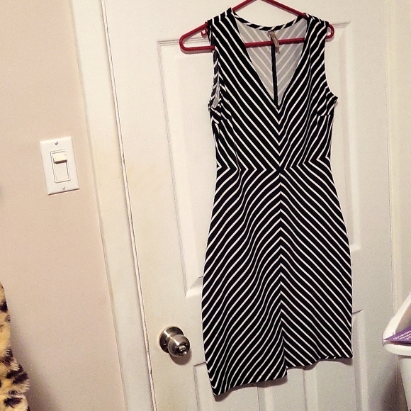 Thyme women's Black & white stripes  dress size medium - Picture 3 of 6